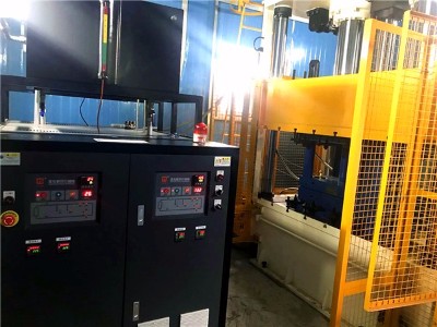 冷熱油切換模溫機的優點？「歐能機械」從碳纖維模壓成型說起