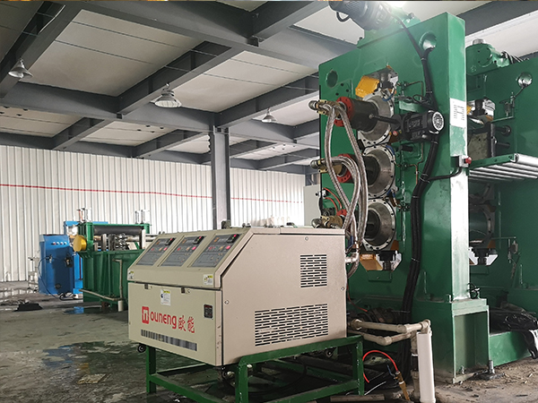 輥筒用模溫機進行溫度控制，精準控溫助力生產